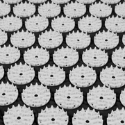 REBEL Akupresūros masažinis kilimėlis + kaklo pagalvėlė (Juodas + balta)